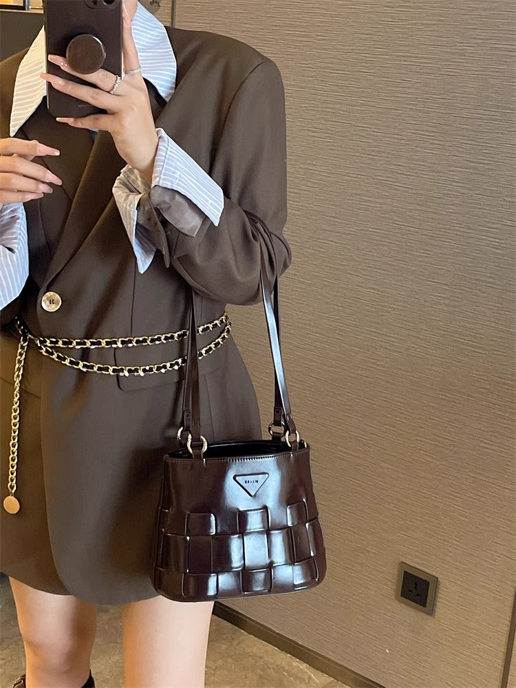 2025 French retro light luxury woven basket bag women's senior sense niche underarm bag single shoulder crossbody bag bucket bag