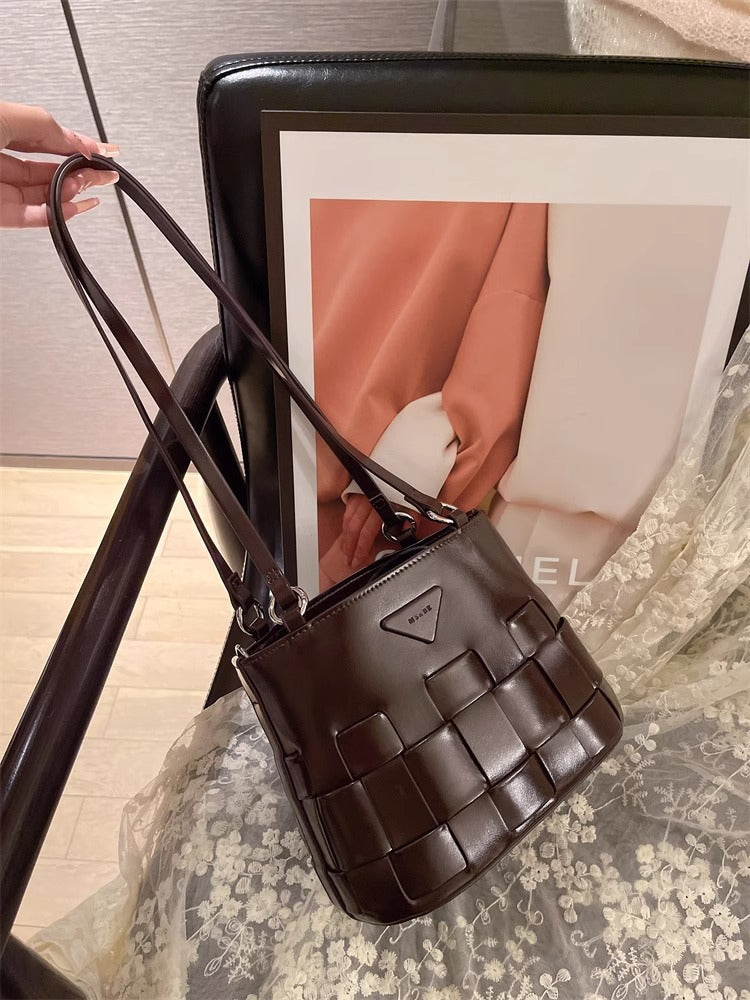 2025 French retro light luxury woven basket bag women's senior sense niche underarm bag single shoulder crossbody bag bucket bag
