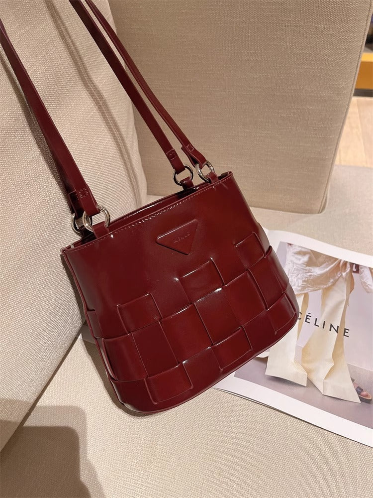 2025 French retro light luxury woven basket bag women's senior sense niche underarm bag single shoulder crossbody bag bucket bag