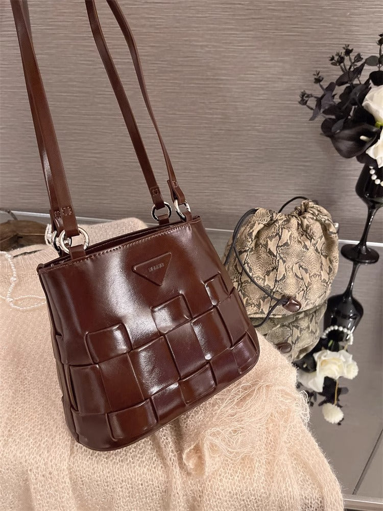 2025 French retro light luxury woven basket bag women's senior sense niche underarm bag single shoulder crossbody bag bucket bag