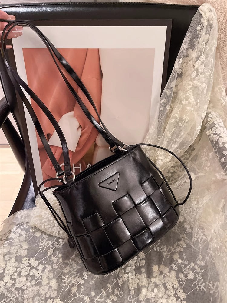 2025 French retro light luxury woven basket bag women's senior sense niche underarm bag single shoulder crossbody bag bucket bag