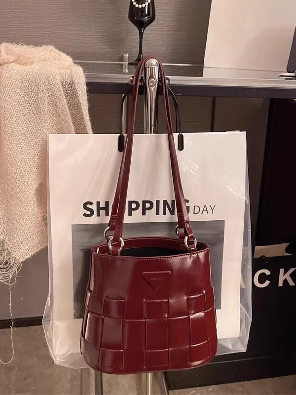 2025 French retro light luxury woven basket bag women's senior sense niche underarm bag single shoulder crossbody bag bucket bag